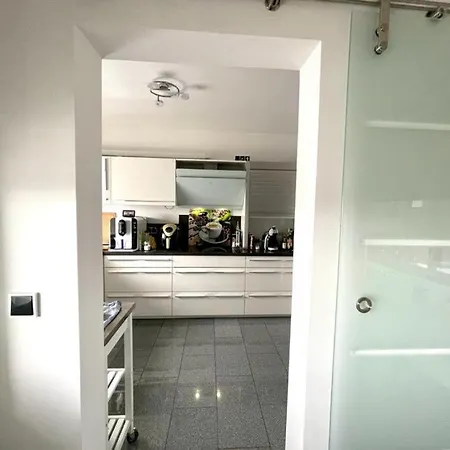 Sandra *